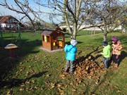 Uklízíme listí na zahrádce